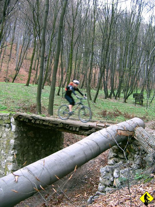 foto 057.jpg - Klimatowy mostek prowadzi aż do czarnego szalku przy ulicy Starowolskiej, na który to przeskakujemy.